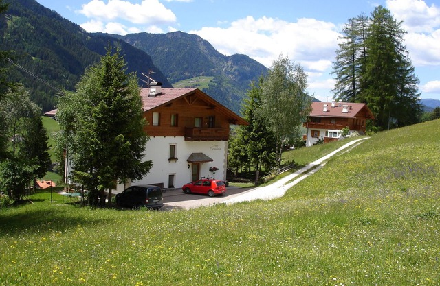 Holiday Apartment "Cësa Gravina Jubas" with Mountain View, Garden & Wi-Fi