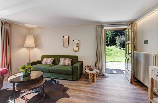 Holiday Apartment "Chalet Sonne" near Slopes with Shared Terrace & Wi-Fi