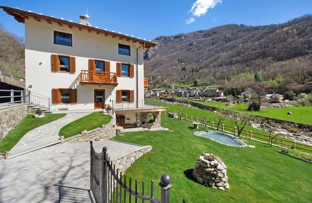 Holiday Apartment "Cucu - 1" with Mountain View, Private Terrace & Wi-Fi