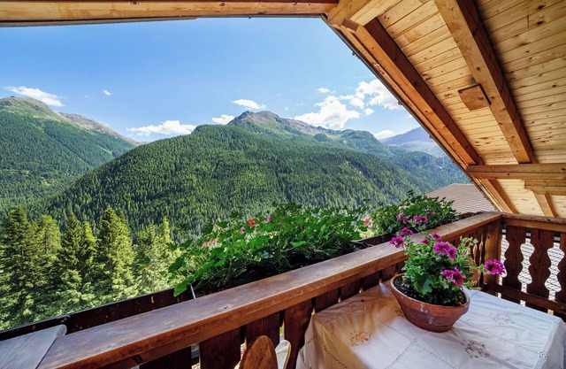 Holiday Apartment 'Dachwohnung' with Mountain View, Shared Terrace and Wi-Fi