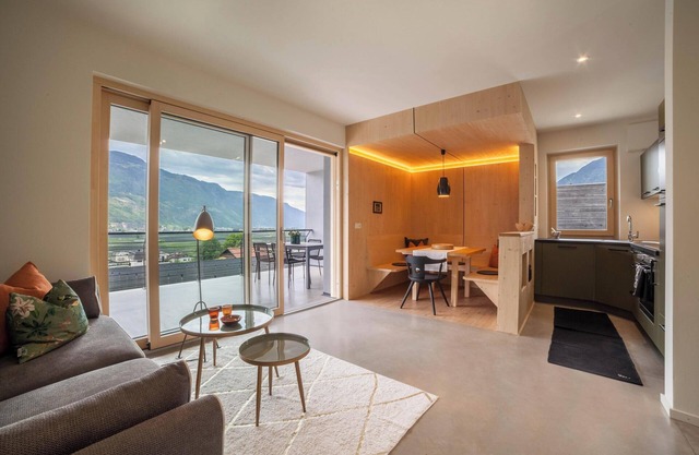 Holiday Apartment "Das Runde" with Mountain View, Wi-Fi, Garden & Terrace