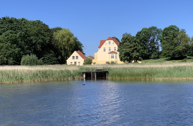 Holiday Apartment "Gut Grubnow Rügen - 5" with Lake View, Shared Garden & Wi-Fi
