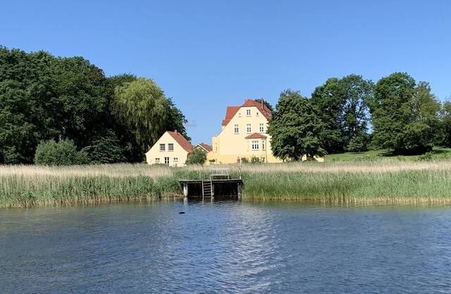 Holiday Apartment "Gut Grubnow Rügen - 1" with Lake View, Shared Garden & Wi-Fi