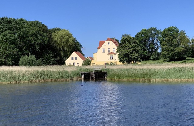 Holiday Apartment "Gut Grubnow Rügen - 4" with Lake View, Shared Terrace & Wi-Fi