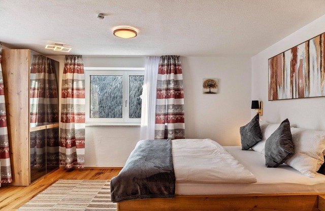 Holiday Apartment "Erna" with Mountain View, Shared Terrace & Wi-Fi