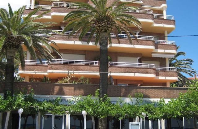 Holiday apartment directly on the beach, family-friendly, well-maintained complex with pool