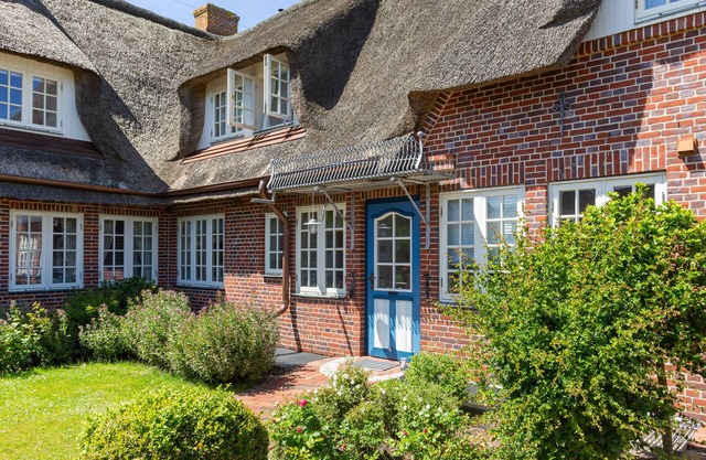 Holiday Apartment Friesenglueck in Nebel on the island Amrum - thatched roof hou