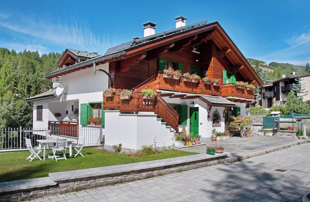 Holiday Apartment 'Ginepro Casa Vacanze' near Slopes with Garden, 2 Balconies & Wi-Fi