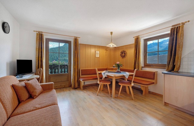Holiday Apartment 'Gletscherblick' with Mountain View, Shared Terrace and Wi-Fi