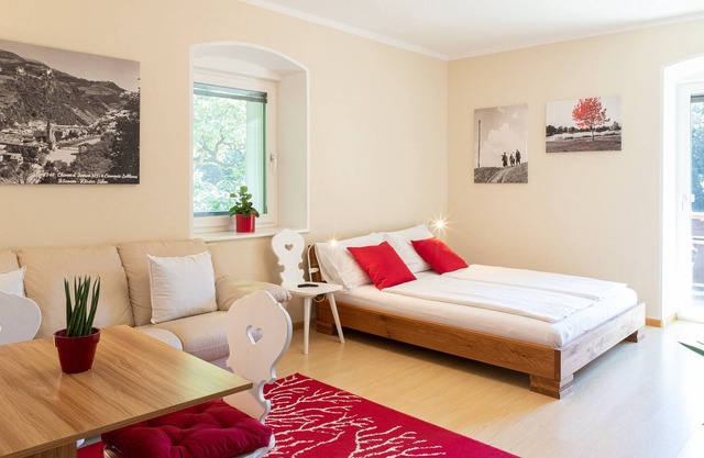 Holiday Apartment "Glunien Johann" with Mountain View, Shared Pool & Wi-Fi