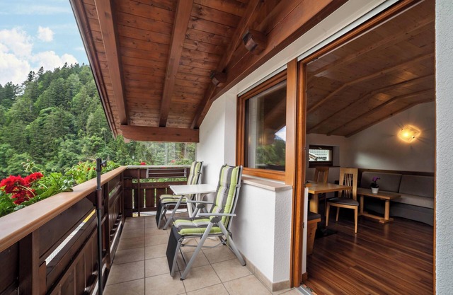 Holiday Apartment "Hahndl II" with Mountain View, Wi-Fi, Garden, Terrace and Balcony