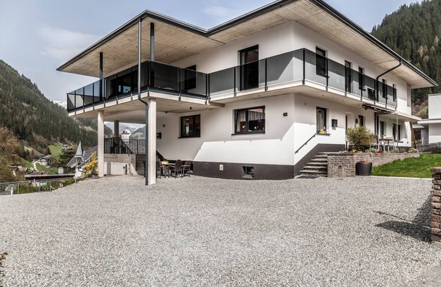 Holiday Apartment 'Haus Florian' with Mountain View and Wi-Fi