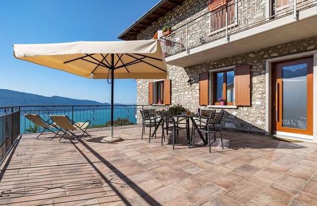 Holiday Apartment "Il Cinque" with Lake View, Shared Pool & Wi-Fi