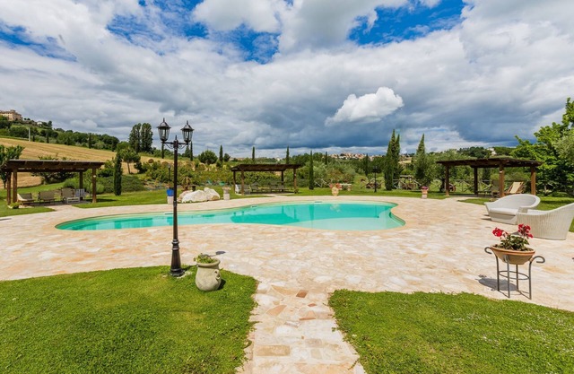 Holiday apartment in Agriturismo Tiziana with large pool in Mondavio, 20 km from the sea