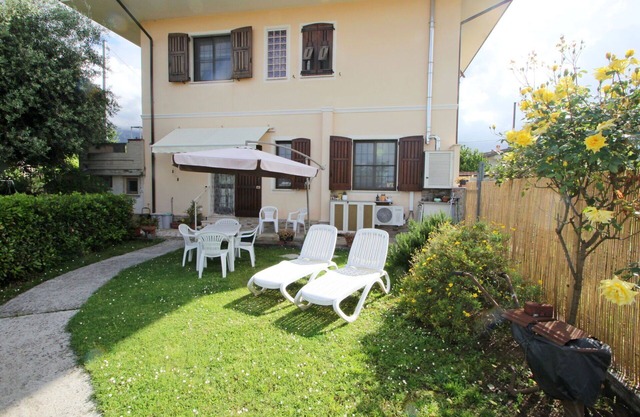 Holiday Apartment in Massa with 2 bedrooms sleeps 4