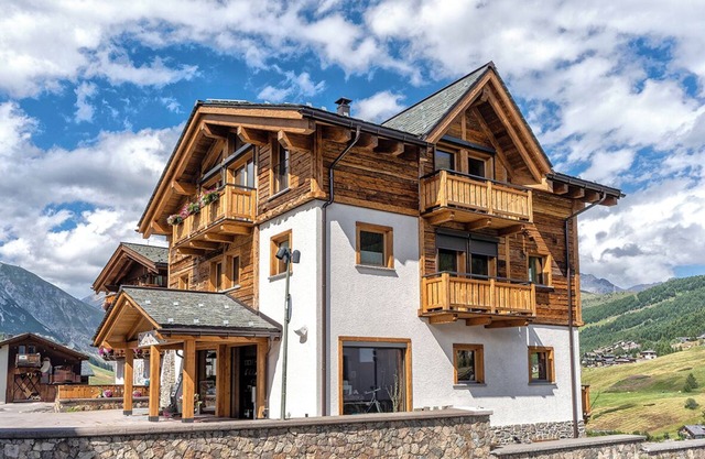 Holiday Apartment "Iron Wood" near Slopes with 2 Balconies & Wi-Fi