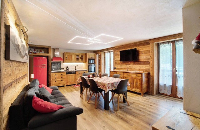 Holiday Apartment 'Jorasses La Maison de Courma' with Mountain View & Wi-Fi