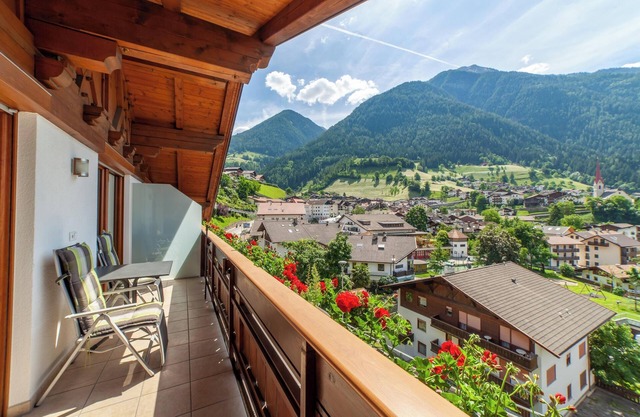 Holiday Apartment "Laugen II" with Mountain View, Wi-Fi, Garden, Terrace & Balcony