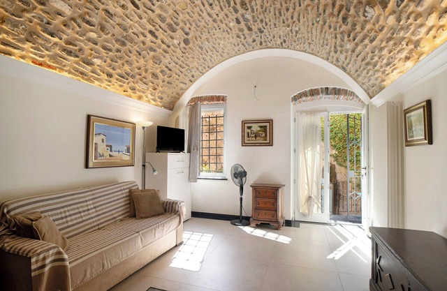 Holiday Apartment 'La Credenza, Borgo Dei Pescatori' with Wi-Fi
