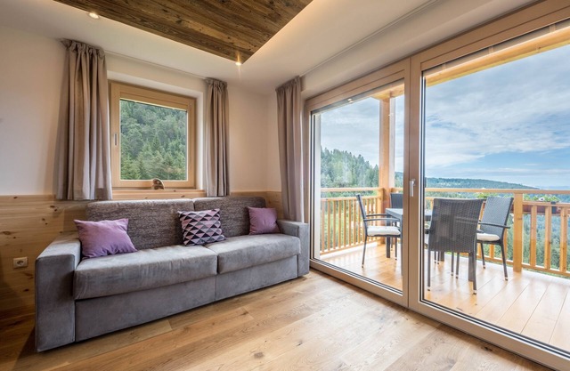 Holiday Apartment "Lavendel" with Mountain View, Wi-Fi, Balcony & Sauna
