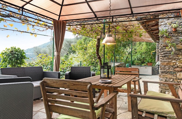 Holiday Apartment "Le Cicale a Due Passi dal Mare" with Shared Garden