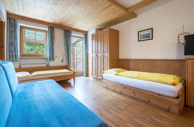 Holiday Apartment 'Lindenhof Apt 5' with Shared Garden & Wi-Fi