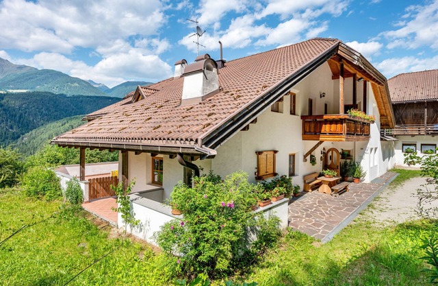 Holiday Apartment 'Lindenhof Apt 7' with Shared Garden & Wi-Fi