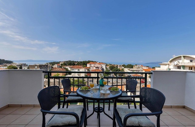 Holiday apartment Makarska for 1 - 6 persons with 2 bedrooms - Holiday house