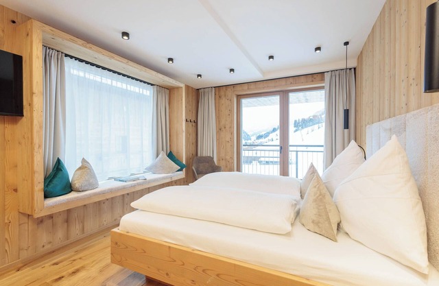 Holiday Apartment 'Mountain Suite No°103' with Mountain View, Balcony and Wi-Fi