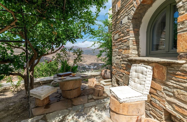 Holiday Apartment 'Mrs Kalis Cottage' with Mountain View, Garden & Wi-Fi