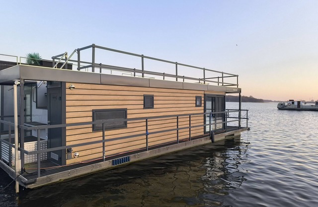 Holiday Apartment 'On the Lake' with Lake View, Shared Terrace and Air Conditioning