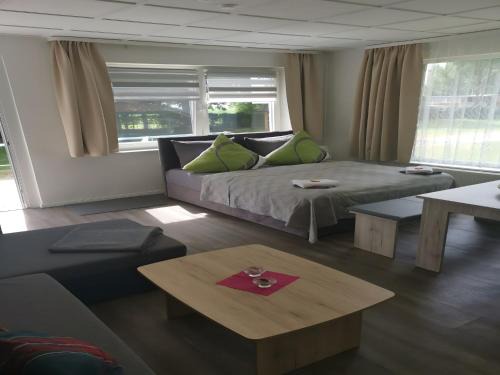 Holiday apartment on Lake Goldberg