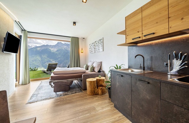 Holiday Apartment 'Paflur Lodges Lärchenduft' with Mountain View, Garden & Wi-Fi
