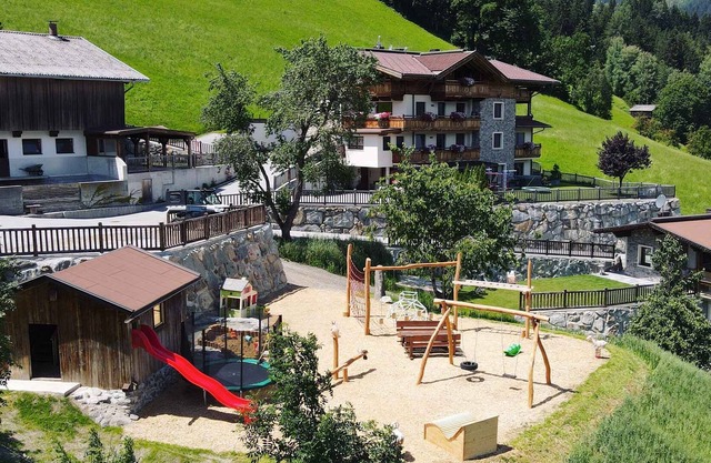 Holiday apartment right on the ski slope with sauna, whirlpool and large garden