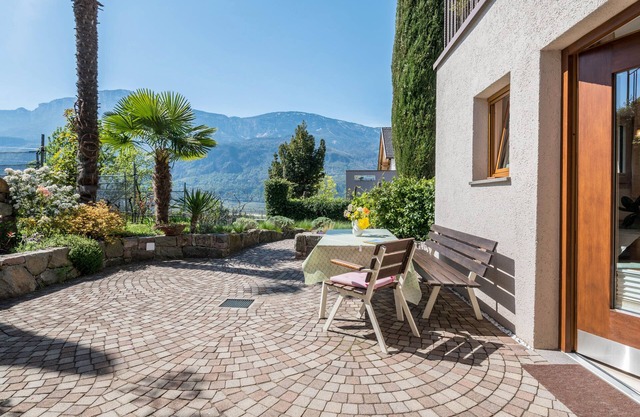 Holiday Apartment "Rosengarten A" with Mountain View, Private Terrace & Wi-Fi