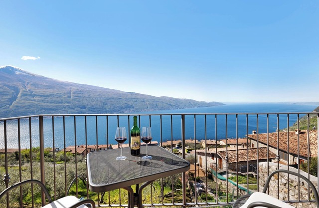 Holiday Apartment 'Rustico Spagnol 2' with Lake View, Pool & Wi-Fi