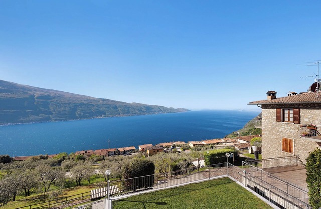 Holiday Apartment 'Rustico Spagnol 3' with Lake View, Pool & Wi-Fi