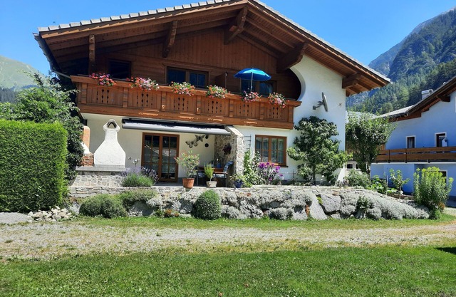 HOLIDAY APARTMENT-SARAH Family-friendly apartment with 2 separate bedrooms