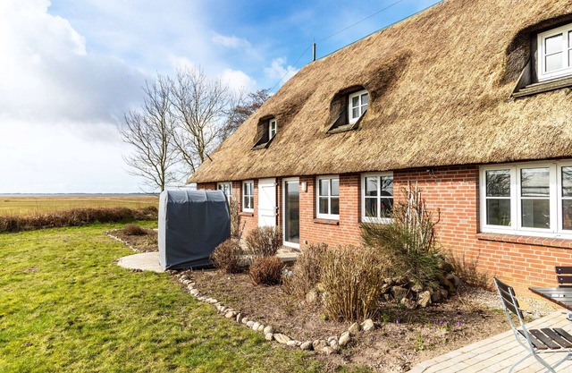 Holiday Apartment "Schipp Landen Frida" with Shared Garden & Wi-Fi