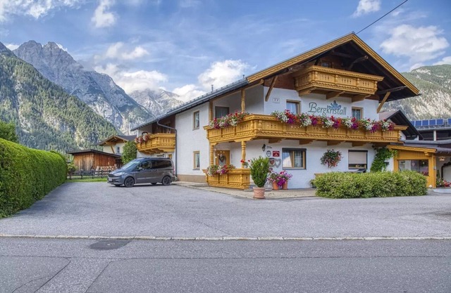 Holiday Apartment "Sonnenschein Suite" with Mountain View, Shared Garden & Wi-Fi