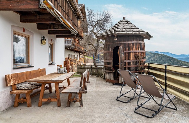 Holiday Apartment 'Stöcklhuberhof' with Mountain View, Shared Garden, Terrace & Wi-Fi