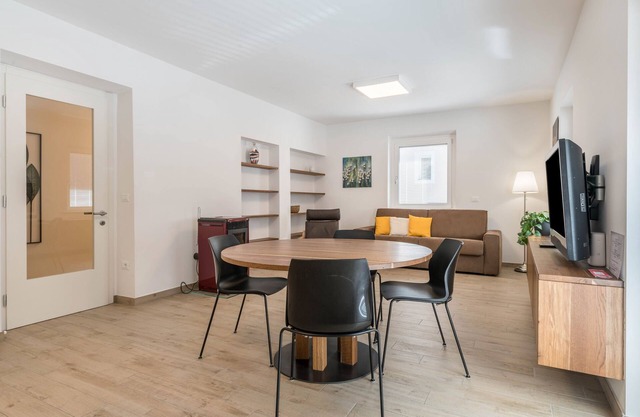 Holiday Apartment "Talhaus - Rita" with Mountain View, Shared Garden & Wi-Fi
