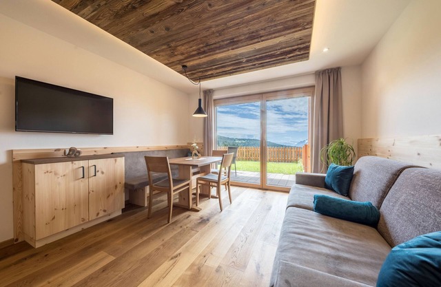 Holiday Apartment "Thymian - Kuenhof" with Mountain View, Wi-Fi, Garden & Sauna