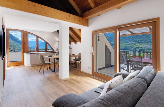 Holiday Apartment 'Vinlauris B' with Mountain View, Wi-Fi and Air Conditioning