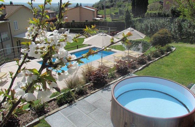 Holiday apartment with pool & garden in Lucca countryside