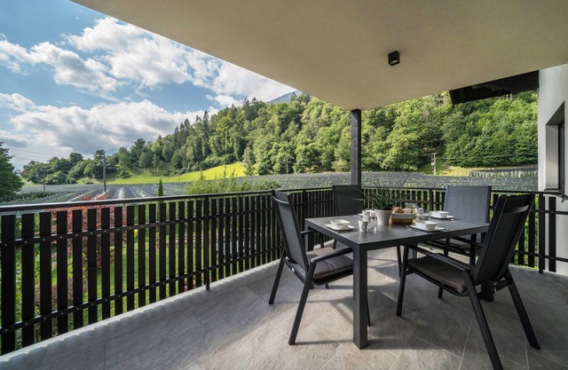 Holiday Apartment "Wiesgut Jonagold" with Mountain View, Private Terrace & Wi-Fi