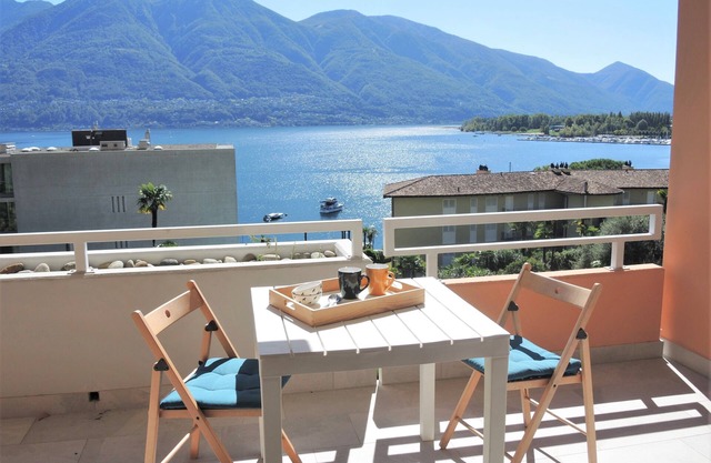 Holiday apartment with a beautiful view of the lake, near the promenade