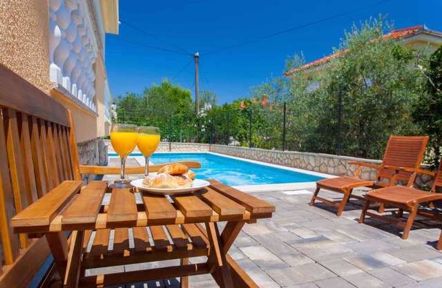 Holiday apartment with outpool