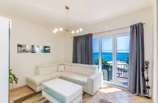 Holiday apartment with jacuzzi and sea view