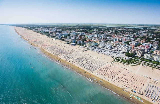 Holiday apartment with air conditioning and pool